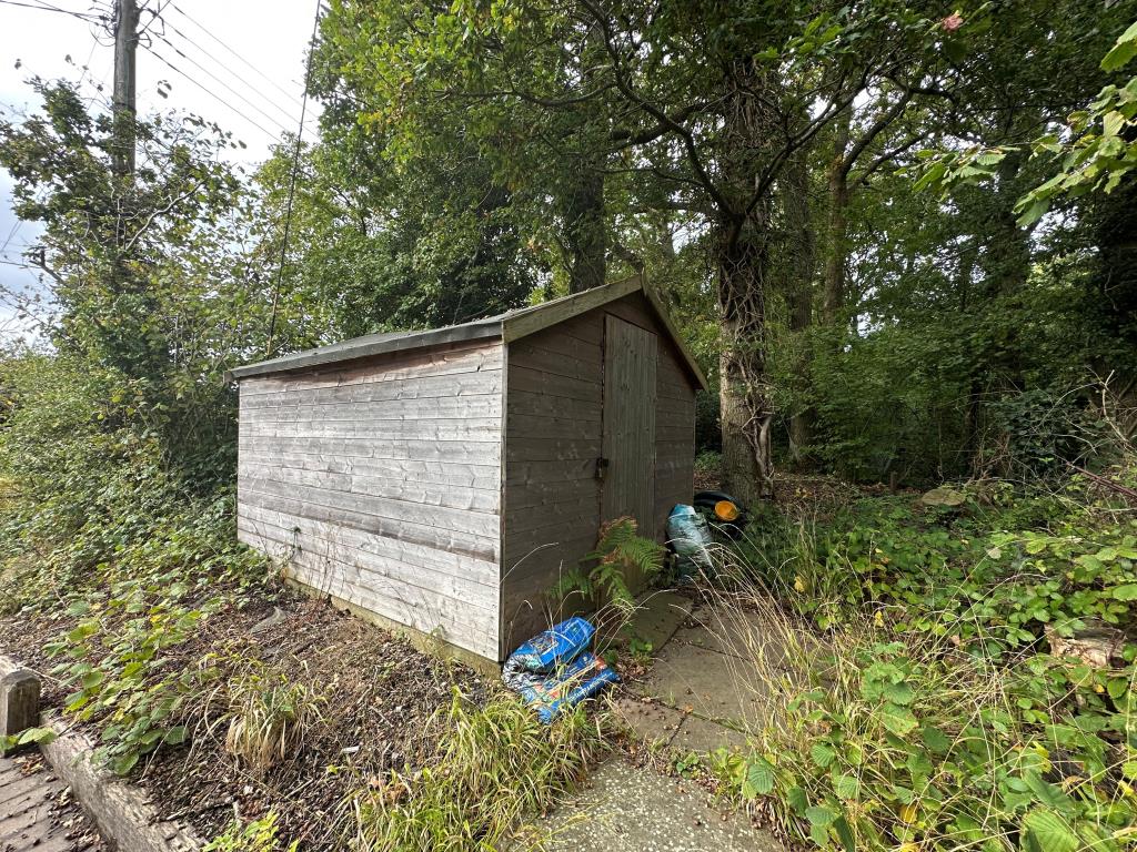 Lot: 146 - DETACHED BUILDING WITH PARKING AND EXTERNAL STORAGE - Shed